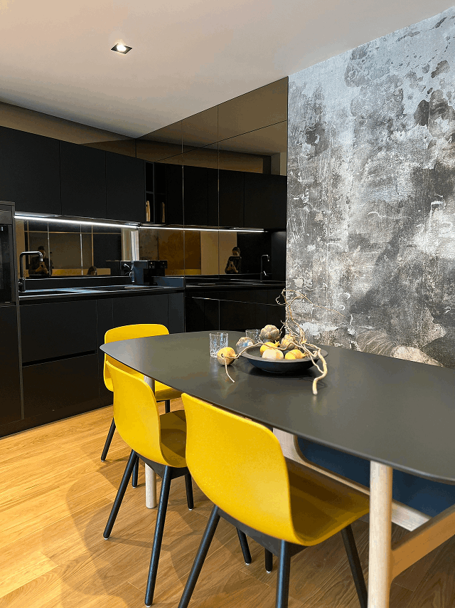 Sala da pranzo con arredi su misura, progetto Herricasa