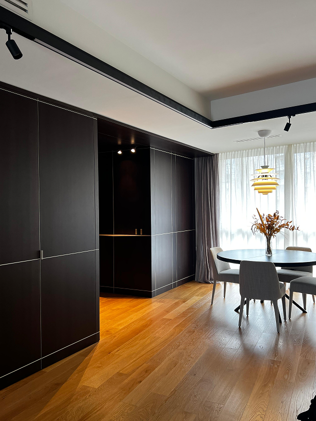 Sala da pranzo con arredi e finiture su misura, progetto Herricasa