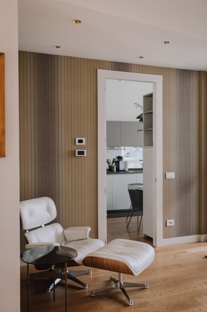 Ingresso con boiserie in legno su misura, Residenza L.