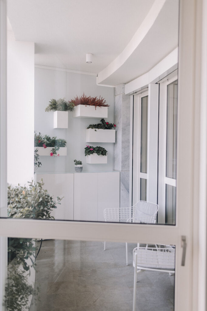 Interni eleganti e minimalisti di Residenza L.