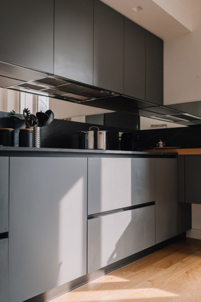 Cucina scura della Residenza M