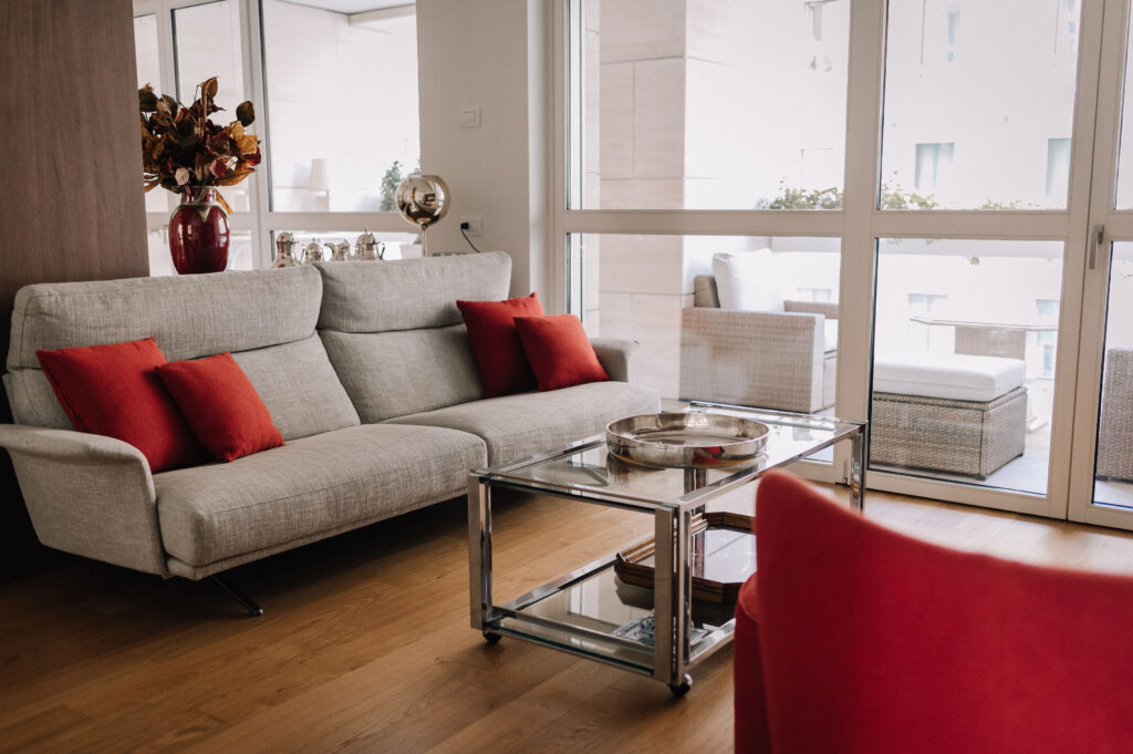 Living con parquet e tessuti neutri, Residenza M