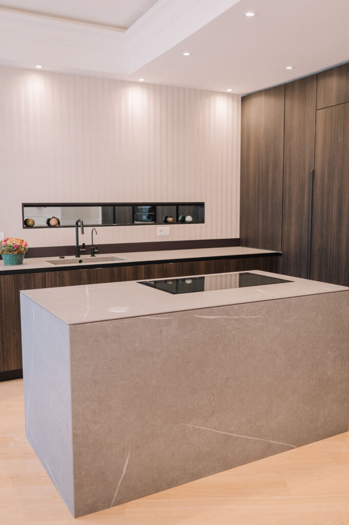 Zona pranzo con isola in cucina nella residenza R
