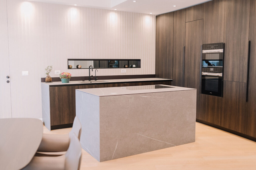 Cucina contemporanea di Residenza R. a Milano