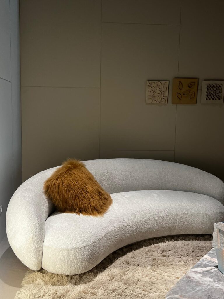 Divano esposto nello showroom di arredamento a Crema