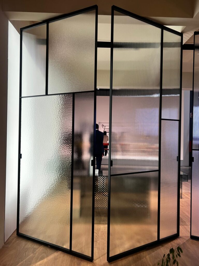 Pannelli divisori di design nello showroom Herricasa a Crema